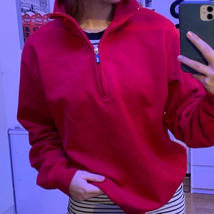 Tröja med dragkedja - Super trendig tröja med dragkedja. Från South west. 