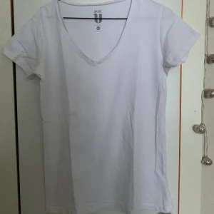 Vit T-shirt med v-ringning  - Vit T-shirt med v-ringning som är för stor för mig och därför används den inte. Kommer inte ihåg var den är köpt men det är iaf märket Basic U. Skriv vid intresse 💜