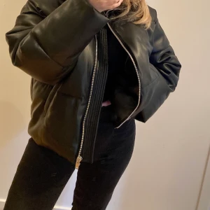 Puffer jacka  i läder från Gina Tricot  - En puffer jacka i läder från Gina Tricot. storlek S men passar xs-m. Aldrig använd. 