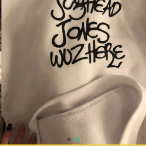 Riverdale Jughead Jones - Perfekt Hoodie att ha på sommaren då den är lite tunn, Den har blivit för liten för mig i ärmarna så jag provar sälja den!!🤩 Den är super fin och skönt material!! I stl 140-146, pris kan diskuteras✨