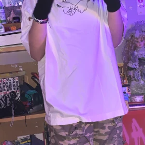 Vit t-shirt med broderat tryck:) - En fin tröja som jag tyvärr inte använder längre