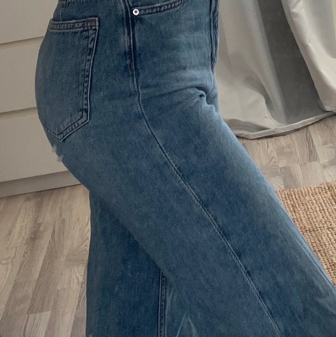 Wide jeans från H&M, köpt för 400kr. Storlek 34  - 90