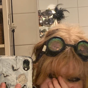 Swagiga glasögon - Pilotliknande glasögon som inte kommer till andvändning. Bandet är sjusterbart och självaste linsen gör så man ser regnbågar och allting i små fyrkanter