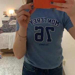 Urban outfitters t-shirt💙💙 - Helt ny, jättefin urban outfritters t-shirt i jätteskönt material💙  Storleken är L men skulle mer säga S. Frakt tillkommer!😛