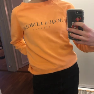 Aqua Limone - Skitsnygg sweater från Aqua Limone. Färgen är mer klar orange i verkligheten men svårt att framhäva färgen genom bilderna, Strl XS men skulle säga att den passar även S och M om man inte vill att den ska vara oversized. Nypris 1000kr. Absolut inga tydliga tecken på användning. Köparen står för frakt. 