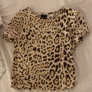 Leopard croptop  - Skön croptop med leopardmönster och den sitter som en smäck❤️ frakt 20kr❤️