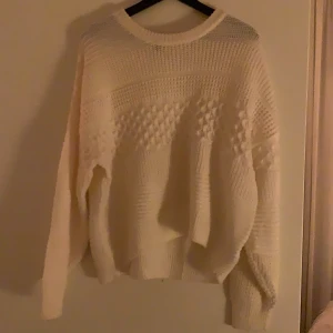 stickad tröja - jättefin stickad tröja i nytt skick!