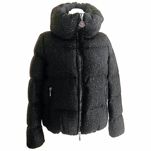 GLITTRIG MONCLERJACKA - BUDGIVNING I MIN SENASTE ANNONS! Nypris: 16.000kr! Gammal men har används med försiktighet och är i jättefint skick! Den lilla flärpen som man hänger upp jackan i är av, men annars helt nyskick. förtjänar ett nytt hem💖