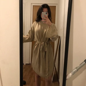 Höstklänning/ vinterklänning - Säljer denna snygga höst/ vinter klänningen HELT NY med LAPP och allt på. Köpt dyrt men aldrig fått användning av den. Passar jättefint med strumpbyxor under. Storleken är S/M 