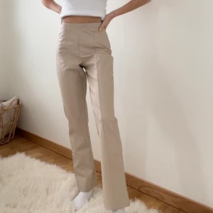 Byxor från Gina Tricot i stl xs - Sjukt snygga beiga byxor i Pu-läder från Gina Tricot i stl xs. Garderobsrensning så kolla gärna in mina andra annonser🐻🤎☁️⚡️ Fått bud på 220kr