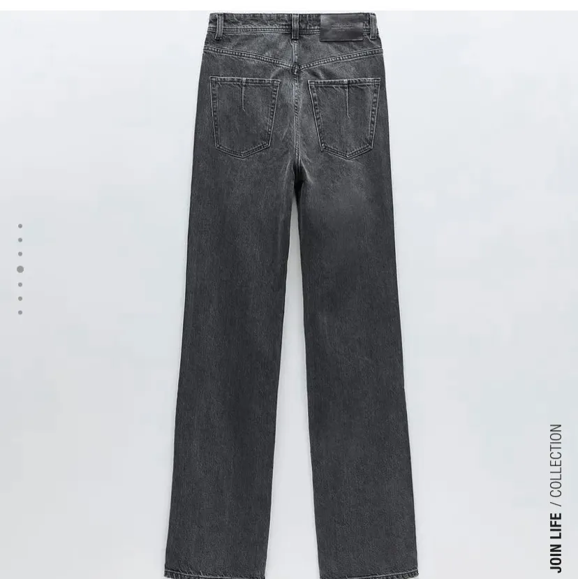 Supersnygga gråa ”Stonewashed” jeans från zara! Tyvärr för stora på mig. Superbra skick!. Jeans & Byxor.