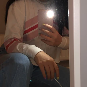 Crooped tröja - Croppad tröja i st S från Bik Bok. Passar även Xs och M beroende på hur man vill att den ska sitta Skicka ett DM eller skriv i kommentarsfältet 🌸