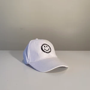 Keps - Vit keps från vårt UF-företag Capped UF. En snygg vit färg som går ihop med en vardaglig outfit. Väldigt bra passform och sitter snyggt på huvudet! 