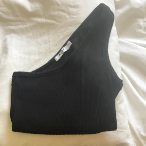 Nakd linne - Tunt och snyggt one shoulder linne från NAKD. Superfint nu på sommaren😍