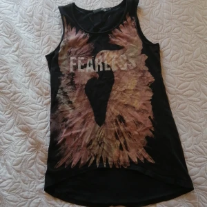 Linne med tryck S - Svart linne med tryck i storlek S, fint skick, knappt använd 