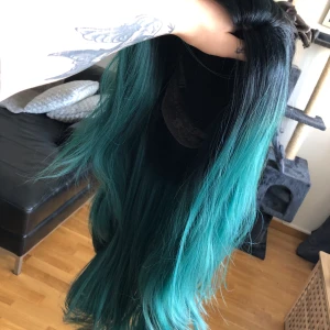 Grön vågig sidobent lacefront - Grön lacefront med vågor i håret, har klippt lacen. Cap följer med till håret 