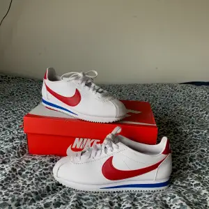 Hej! Säljer dessa supersnygga sneakers då de är en aning små i storleken. Vanligtvis har jag storlek 39,5 så jag gick upp till 40 men de är fortfarande för små! De borde passa någon som vanligtvis har mellan 38,5-39 :) köptes för 900 kr