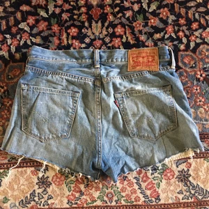 Levi's shorts - Jeansshorts från Levis! Bra skick, som hittat! Köpern betalar frakt!