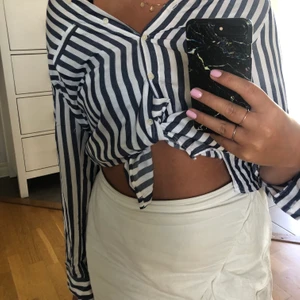 Randig skjorta - En blå/vit randig skjorta från zara, aldrig använt så i gott skick. Köparen står för frakt