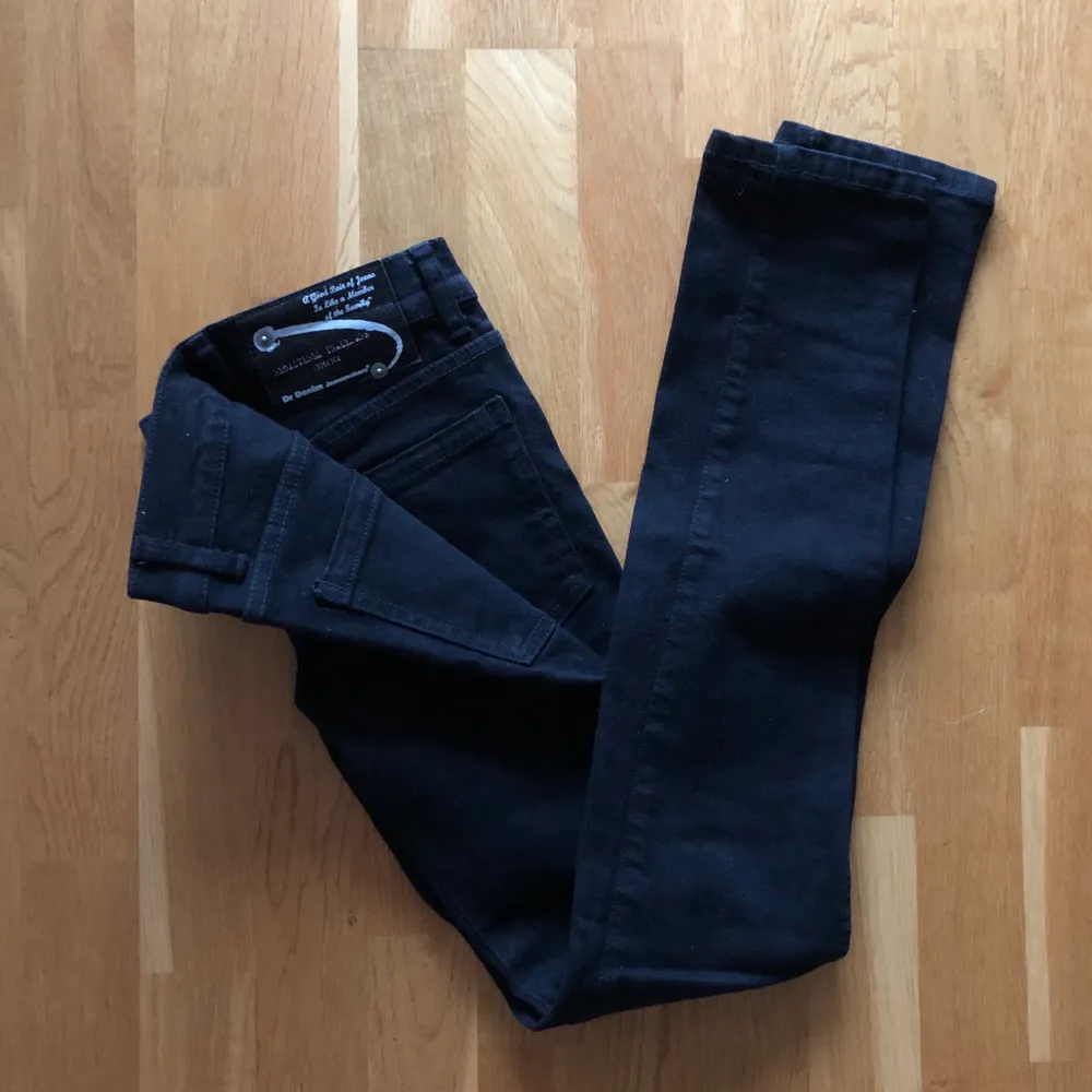 Dr denim jeans, storlek vidd 24, längd 32, stretch ,skick som nya använda 4ggr, köparen betalar porto alt fri hämtning i Ängelholm . Jeans & Byxor.