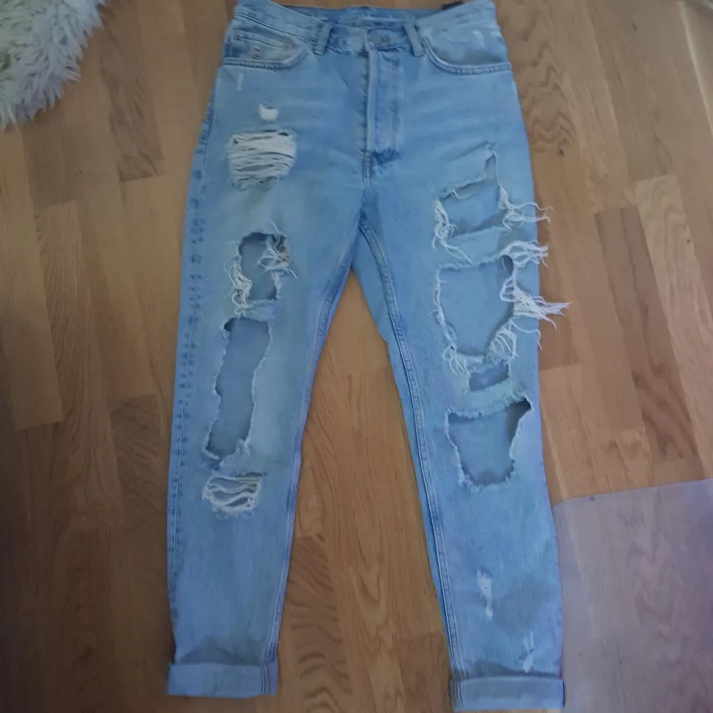Blåa ripped jeans med knappar. Väl använda. Köparen står för frakt 72 kr. Jeans & Byxor.
