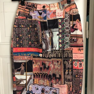 Unik kjol  - Vintage mönstrad kjol inköpt på humana i perfekt skick. Storlek 36, 150kr. 