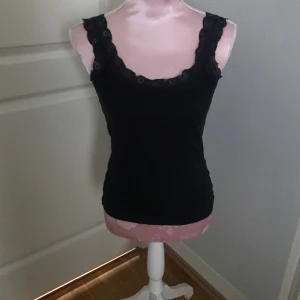 Blått linne - Mörkblått linne från clubxprs. Strl xs men skulle säga att den passar mer s-m då den är stretchig och står i kragen. Ribbat. Frakt ingår i priset. Skriv för mer info eller bilder. 