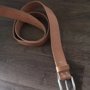 Simpelt skärp !  - Fint , simpelt skärp som passar det mesta säljes pga att de aldrg används. 