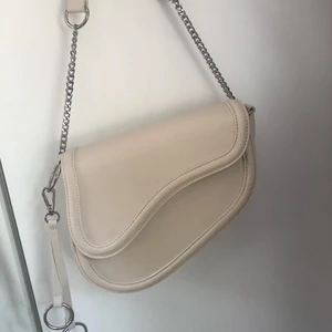 Axelväska  - Säljer denna fina axelväska ifrån Ginatricot, på grund av att jag har en liknande. Väskan är i jättebra skick!!💞Frakt tillkommer