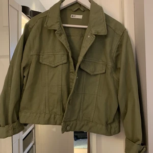 Oversized militärjacka  - Jag är själv S men kunde bära denna. Då den är i storlek L. (Gott skick)