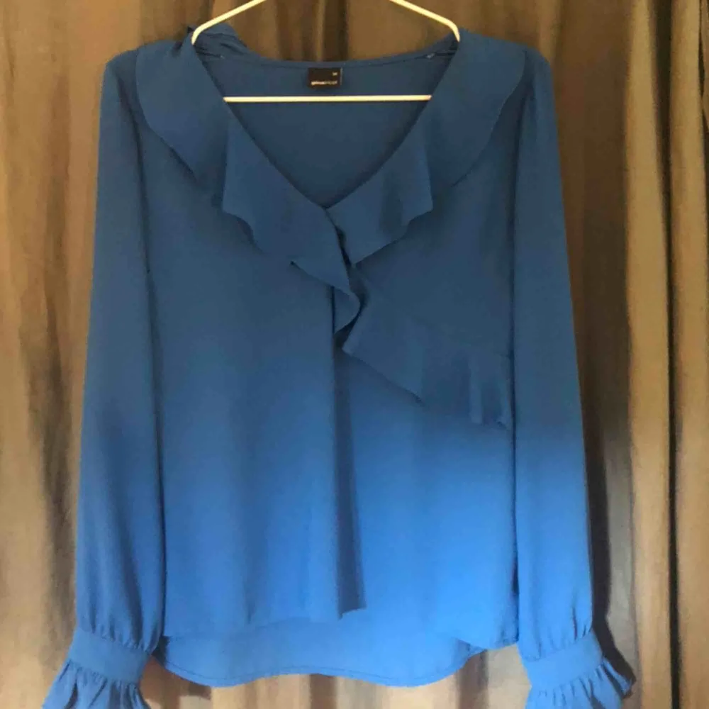 Fin blå blus från Gina tricot i fint skick, köparen står för frakt . Blusar.
