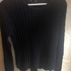 Kabelstickadtröja marinblå - Fin marinblå kabelstickadtröja från HM. Bra skick. Köparen står för frakten. Fraktar endast. 