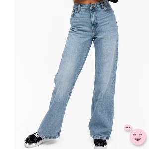 monki jeans - säljer mina monki jeans i modellen yoko. använda men ändå i fint skick. säljer pågrund av att det inte sitter som jag vill ☺️. frakten är inräknad i priset 🦋.