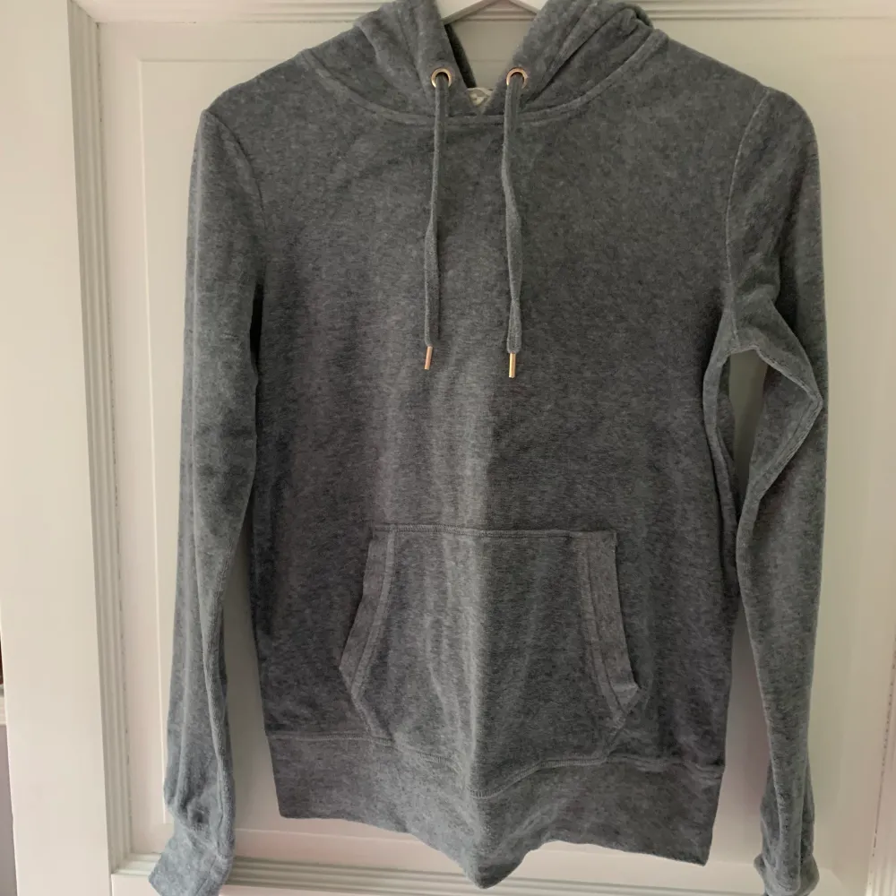 Supermysig grå hoodie från hm i storlek xs. Köpt för särskilt tillfälle så använd endast under ett tillfälle. . Jeans & Byxor.