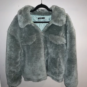 Fluffig jacka 🌺🌺 - Fluffig jacka från Boohoo, köpt här på plick och av mig är den endast använd en gång då den tyvärr var lite stor 🌸 Den är i storlek 38 men skulle mer säga 40, dock funkar den för 38 också men det är om man gillar att den sitter oversized 🥰 