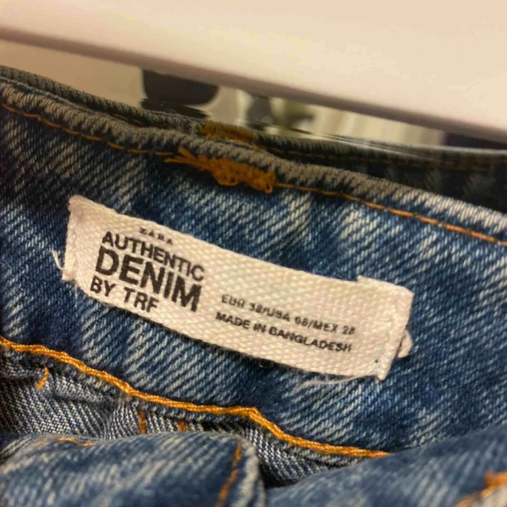 Snygga jeansshorts i oversized modell från Zara.  Hämtas hos mig eller skickas för 42 kr 💌. Shorts.