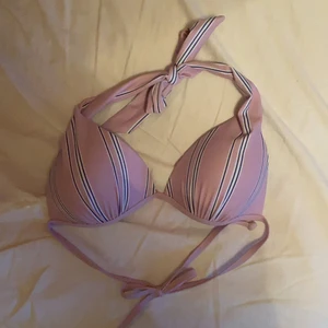 Bikiniöverdel  - En jättefin randig bikiniöverdel ifrån Stadium! Använt ett fåtal gånger så väldigt bra skick! 💕 B/C kupa, köparen betalar för frakt