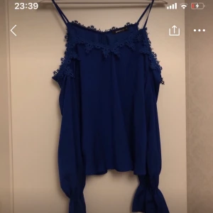 Topp - Topp med öppna axlar samt volangärm