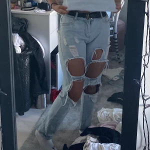 Jeans med hål - Sååå snygga jeans med hål i för endast 250kr i storlek  XS/S. 