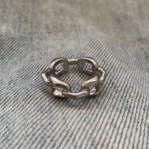 Jättetrendig silvrig ring som passar för personer med lite mindre fingrar(S):) Tyvärr för liten för mig:/ Som de flesta fakesilver-ringar gör blir man lite grön efter man använder den:/ Frakt ej inkluderad i priset!💗