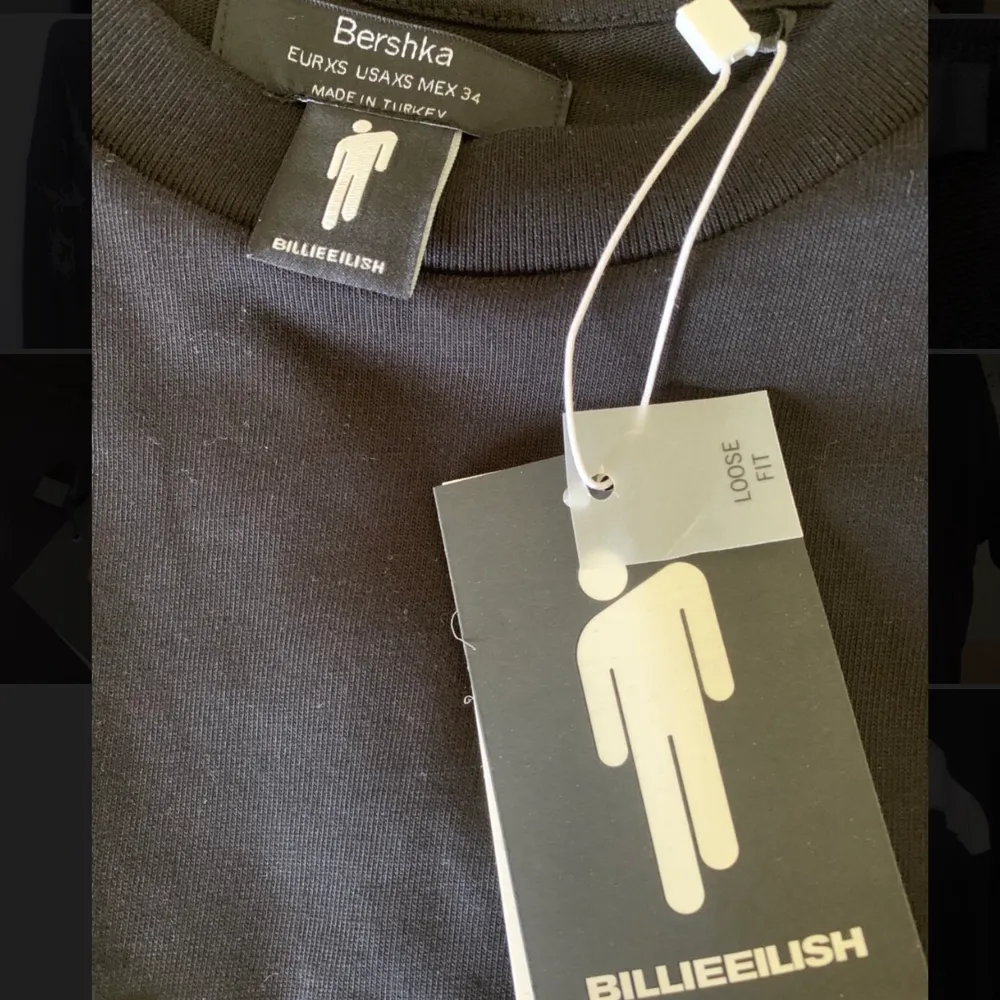 Billie Eilish x Bershka T-shirt i mycket bra skick. Aldrig använd. ”WHEN WE ALLA ASLEEP WHERE DO WE GO” skrivet på framsidan. storlek xs men ganska oversized och kan passa upp till M eller L. frakt står för köparen. T-shirts.