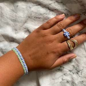 Smycke - Snygga pärlarmband och ringar, handgjorda. Går att få i fler färger och varianter men också med bokstäver.  Ring: 50kr Armband:60kr 