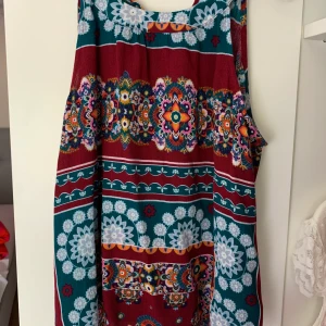 Topp - Blus aktig topp, ej använd, knapp vid nacken, frakt ingår i köp