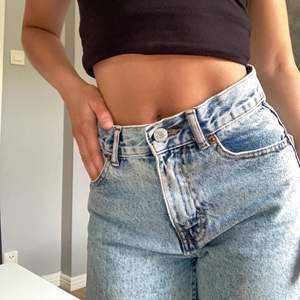 Säljer nu dessa fina jeans från Pull&Bear i storlek 32 🤩 Så fin färg och bra skick! Tveka inte vid frågor 😇 Köparen står för frakten (59kr)