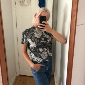 Blommig tshirt - En väldigt clean och cool T-shirt med en liten krage. Väldigt luftigt material och Är i storlek s. Köpt från Carlinhos. 40kr eller bud(frakt står du för) 