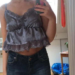 Lila silkeslinne  - Säljer detta linne från Lindex som jag sytt om själv. Jättefint och bekvämt. Storlek XS