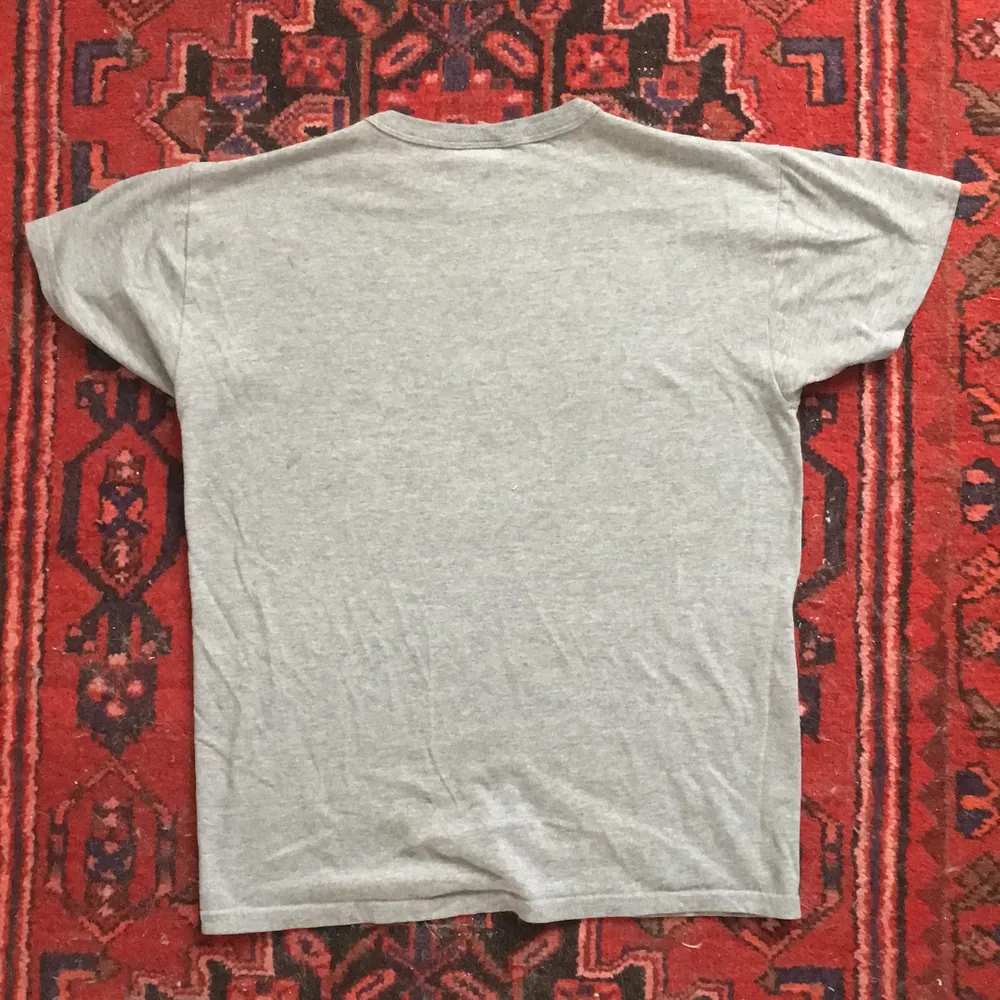 Vintage Tshirt i mjukt tyg! Köparen betalar frakt på 45kr! ⛹️‍♀️🏀 . T-shirts.