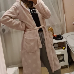 Morgonrock  - En jätte mjuk och mysig morgonrock som tyvärr är i ett dåligt skick därav priset. Lite utsliten därav strästräc i materialet och ett litet hål på luvan som knappt syns allt😍