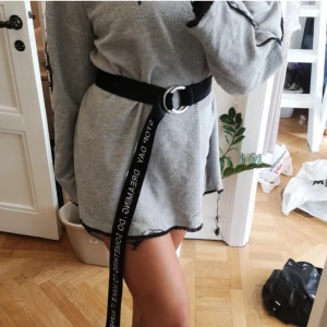 Oversized grå sweatshirt  - Grå oversized sweatshirt från the Ragged priest. Personligen aldrig använt men köpt second hand. (Bältet är också till salu). 