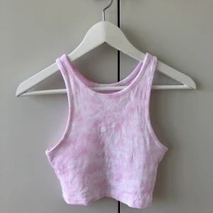 Tie dye färgat linne 9 - Ett supersnyggt tie-dye färgat linne i en croppad modell. Har aldrig använt så det är nyskick. Frakt tillkommer på 22kr. Eftersom dessa linnen är väldigt populära och många vill köpa är det viktigt att man kan swisha direkt! :) köp nu - jag postar ikväll!
